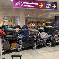 Une pile de bagages dans un aéroport.