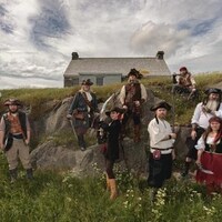 L'équipe de pirates nommée les les Raiders of the Avalon Pirate Crew sont placés devant un maison, dans une vallée. 