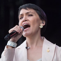 La chanteuse inuite Susan Aglukark chante en tenant un micro.