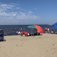 Des vacanciers installés sur une plage.