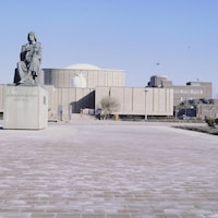 Façade du Planétarium Dow sur le square Chaboillez et statue de Nicolas Copernic à l'avant. 