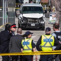 Des policiers en flou et la mise au point sur la camionnette blanche.