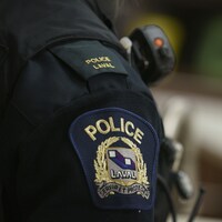L'écusson de la police de Laval sur l'épaule d'un policier.