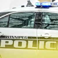 Gros plan sur une voiture de police où il est écrit Winnipeg police.