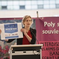 Heidi Rathjen, diplômée de Polytechnique et coordonnatrice de PolySeSouvient, derrière un lutrin.