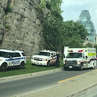 Des véhicules d'urgence stationnés à l'approche du pont Alexandra du côté d'Ottawa. 