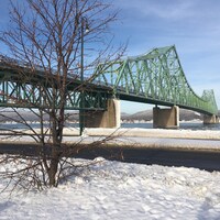Le pont J.C. Van Horne est opéré par le gouvernement fédéral.