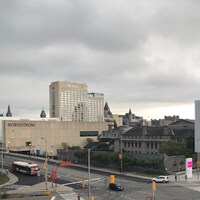 Un magasin Nordstrom, l'hôtel Westin, l'édifice John Ruddy Cube de la Galerie d'art d'Ottawa, de même que les hôtels Novotel et Le Germain.