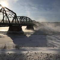 Le pont qui surplombe la rivière Saguenay. 