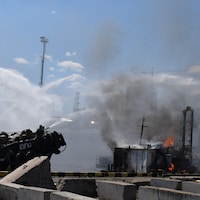 Des pompiers tentent d'éteindre des flammes au port d'Odessa, en Ukraine.