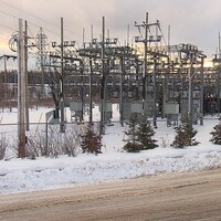 Le réseau électrique municipal dessert le secteur est de Baie-Comeau. 