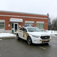 Une autopatrouille est stationnée devant le poste de police de la Sûreté du Québec (SQ) à Val-d'Or.