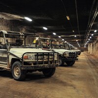 Les véhicules sont stationnés dans un tunnel souterrain