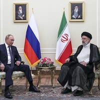 Le président russe Vladimir Poutine, à gauche, et le président iranien Ebrahim Raisi.