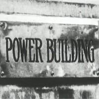 Inscription Power Building sur une plaque de métal.