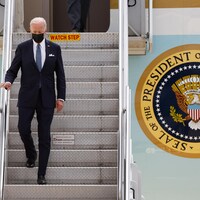 Le président Joe Biden descend de l'avion Air Force One.