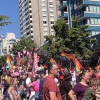 Des Vancouvérois assistent au défilé de la fierté dans la métropole britanno-colombienne le 31 juillet 2022.