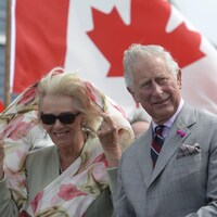 Le prince Charles et son épouse Camilla Parker Bowles à leur arrivée à Iqaluit.