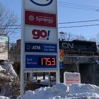 L'affiche à l'entrée d'une station-service indique que l'essence est vendue à 175,3 cents le litre.