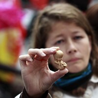 Une militante pro-vie présente un modèle d'embryon de 12 semaines lors d'une manifestation devant la clinique Marie Stopes, à Belfast.