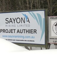 Affiches sur le lieu du projet minier Authier de l'entreprise Sayona Mining.