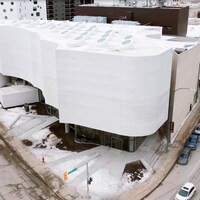 La façade extérieure du musée Qaumajuq à Winnipeg, vue de haut.