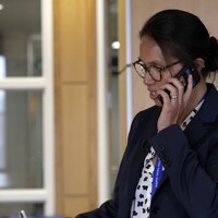 Elle parle au téléphone