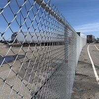 Une clôture métallique devant le quai.