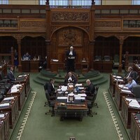 Des députés débattent en Chambre à Queen's Park.