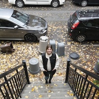 Portrait de Rachel Claude dans un escalier extérieur.