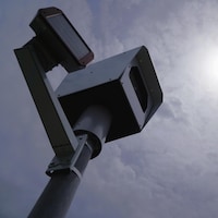 Un radar photo est installé en bordure de la rue.