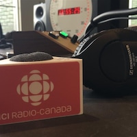 Des écouteurs et une bague de micro portant le logo de Radio-Canada