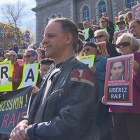 Des gens rassemblés devant l'hôtel de ville de Sherbrooke avec des affiches exigeant la libération du blogueur Raif Badawi.