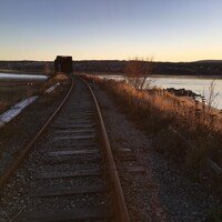 Le chemin de fer a besoin d'être restauré pour permettre le retour du rail entre Caplan et Gaspé. 