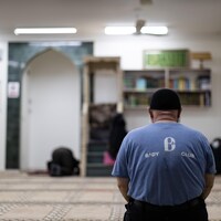 Des hommes prient à la mosquée Al Masjid Al Jamia de Vancouver le 1er avril 2022.