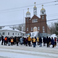 Une centaine de personnes se sont rassemblées à Rouyn-Noranda en signe de soutien au peuple ukrainien.