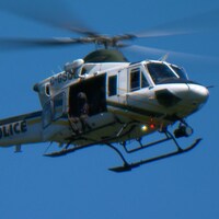 Un hélicoptère de la Sûreté du Québec en vol.