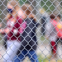 Des jeunes dans une cour d'école.
