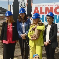 Les représentantes de la Regina Humane Society accompagnées de la mairesse de Regina, Sandra masters, pour les débuts de la construction du nouveau centre animalier en mai 2022.