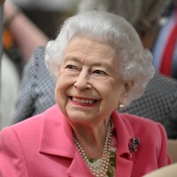 La reine sourit lors d'un événement.