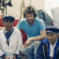 Rémi Savard, plus jeune, entouré de deux Autochtones.