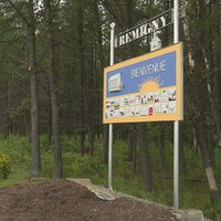 Une affiche indique Bienvenue à Rémigny.
