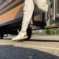 Une élève descend d'un autobus scolaire pour se rendre à l'école lors de la rentrée des classes à Regina, en Saskatchewan, le 1er septembre 2022.