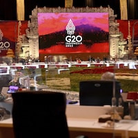 L'immense table de conférences lors de la réunion des ministres des Finances du G20 à Bali.