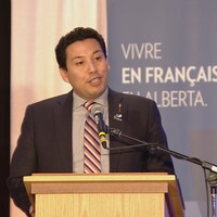 Ricardo Miranda, ministre de la Culture et du Tourisme, responsable du Secrétariat francophone. Il annonce que la politique sur les services en français sera créée lors du congrès annuel de l’ACFA 