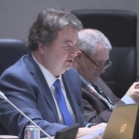 Le conseiller Rick Chiarelli pendant une réunion du conseil municipal.
