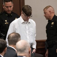 Robert Aaron Long regarde par terre lors de son entrée au tribunal. 