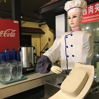 Le robot est habillé en chef cuisinier et est utilisé dans le restaurant Number 1 Noodle House à Saskatoon qui sert des mets chinois.