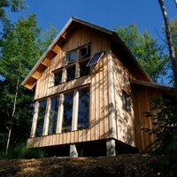 L'un des chalets écologiques du domaine Chez Roger l'Ermite.