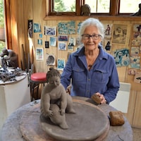Rose-Aimée Bélanger au milieu de ses sculptures.